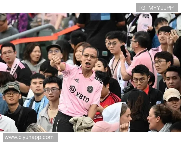 香港足球明星队激情现场演唱助阵比赛气氛热烈引发球迷狂欢